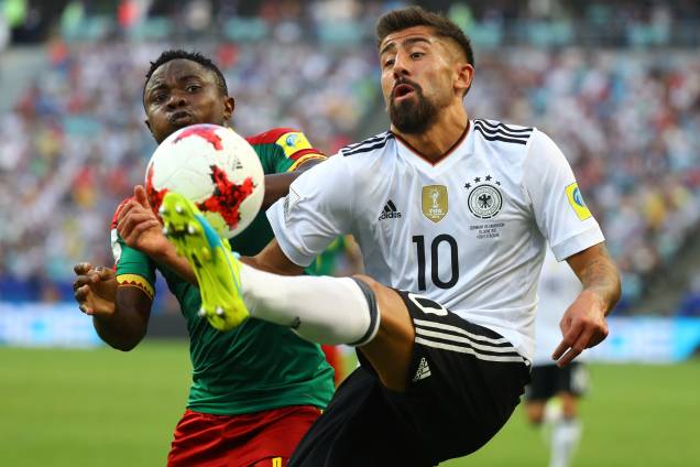 O lateral Collins Fai de Camarões disputa jogada com o meia alemão Kerem Demirbay durante partida válida pela fase de grupos em Sochi - 25/06/2017 O lateral Collins Fai de Camarões disputa jogada com o meia alemão Kerem Demirbay durante partida válida pela fase de grupos em Sochi - 25/06/2017