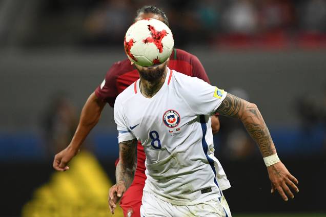 O meia chileno Arturo Vidal disputa jogada na semifinal contra Portugal na Arena Kazan - 28/06/2017 O meia chileno Arturo Vidal disputa jogada na semifinal contra Portugal na Arena Kazan - 28/06/2017