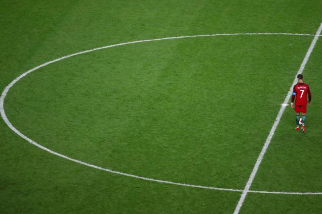 O craque português Cristiano Ronaldo caminha no gramado durante a semifinal contra o Chile na Arena Kazan - 28/06/2017 O craque português Cristiano Ronaldo caminha no gramado durante a semifinal contra o Chile na Arena Kazan - 28/06/2017