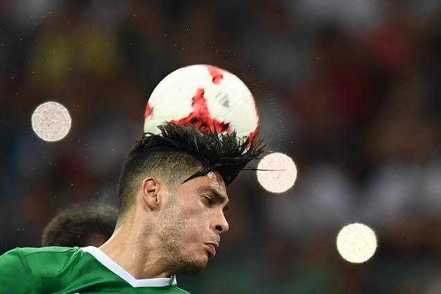 O atacante mexicano Raúl Jiménez disputa pelo alto na partida contra a Alemanha na semifinal da Copa das Confederações em Sochi - 29/06/2017 O atacante mexicano Raúl Jiménez disputa pelo alto na partida contra a Alemanha na semifinal da Copa das Confederações em Sochi - 29/06/2017