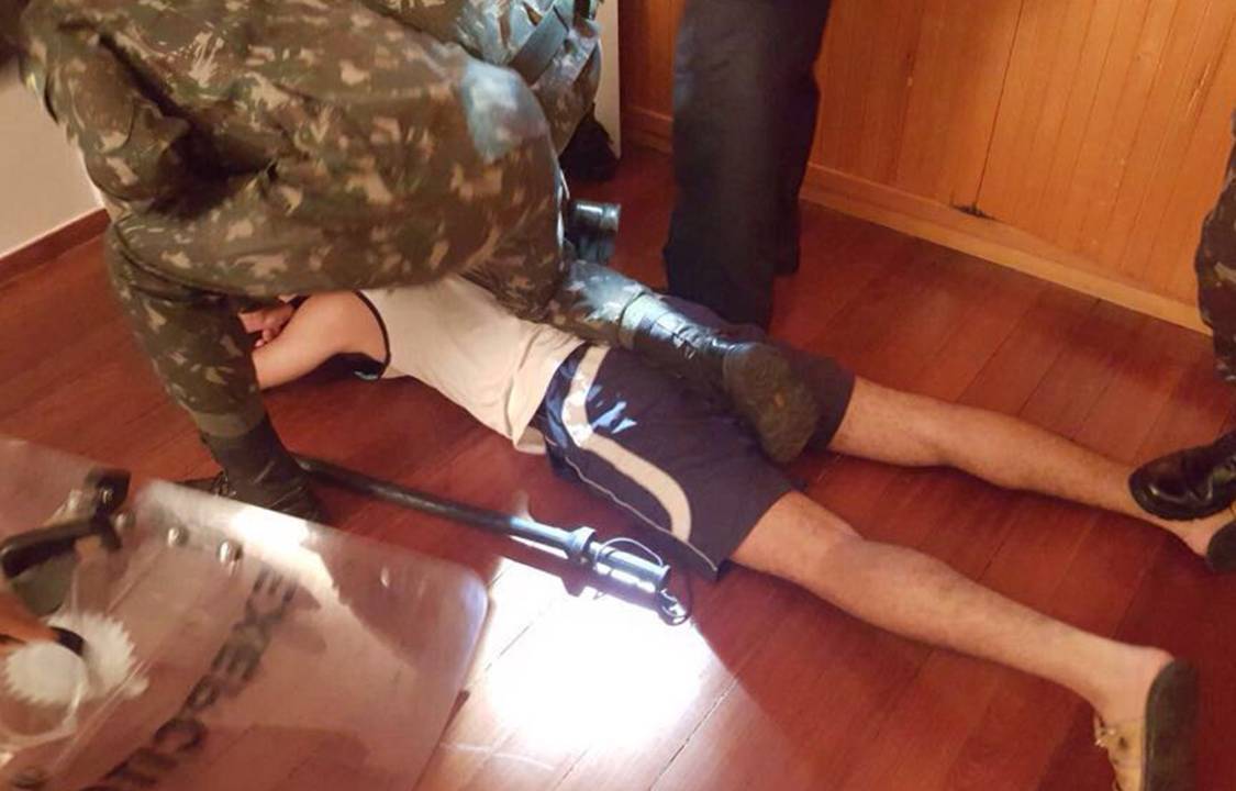 Garoto de 15 anos que roubou carro dos pais é detido por soldados do exército brasileiro após invadir o Palácio da Alvorada, em Brasília