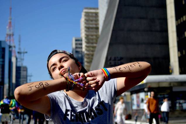 Participante da 21ª Parada do Orgulho LGBT+ de São Paulo aproveita a ocasião para protestar contra o Presidente Michel Temer - 18/06/2017 Participante da 21ª Parada do Orgulho LGBT+ de São Paulo aproveita a ocasião para protestar contra o Presidente Michel Temer - 18/06/2017