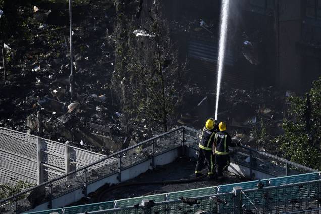 Bombeiros ingleses se esforçam para conter a chama do prédio Grenfell Tower que se iniciou esta manhã na zona oeste de Londres - 14/06/2017 Bombeiros ingleses se esforçam para conter a chama do prédio Grenfell Tower que se iniciou esta manhã na zona oeste de Londres - 14/06/2017