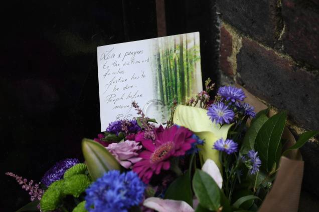 Buquê de flores é deixado próximo ao Grenfell Tower em solidariedade aos afetados pelo incêndio desta manhã - 14/06/2017 Buquê de flores é deixado próximo ao Grenfell Tower em solidariedade aos afetados pelo incêndio desta manhã - 14/06/2017