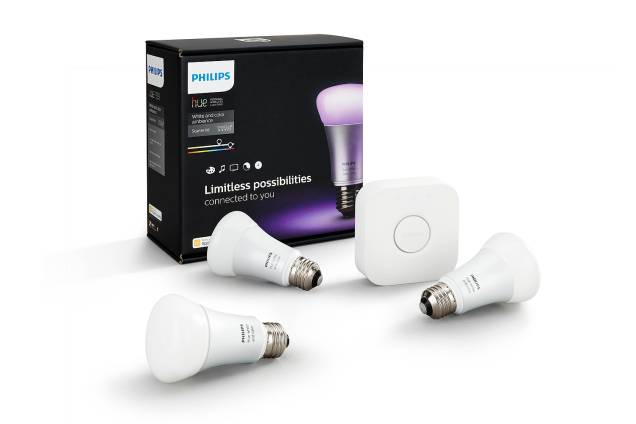 A segunda geração das<span> </span>lâmpadas Hue, da Philips, é compatível com o HomeKit, da Apple. Pelo aplicativo, dá para mudar a cor das lâmpadas, sincronizar com suas músicas preferidas e ligar ou desligar a luz remotamente, até por comando de voz A segunda geração das<span> </span>lâmpadas Hue, da Philips, é compatível com o HomeKit, da Apple. Pelo aplicativo, dá para mudar a cor das lâmpadas, sincronizar com suas músicas preferidas e ligar ou desligar a luz remotamente, até por comando de voz