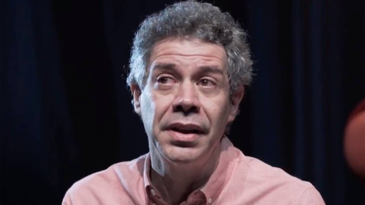 Hugo Possolo, do grupo Parlapatões, se emociona ao falar da sua relação com a Praça Roosevelt para o projeto Mapas Afetivos