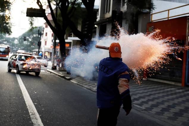 Membro do Movimento dos Sem-Teto protesta contra reformas propostas pelo Governo Temer, em São Paulo - 30/06/2017 Membro do Movimento dos Sem-Teto protesta contra reformas propostas pelo Governo Temer, em São Paulo - 30/06/2017