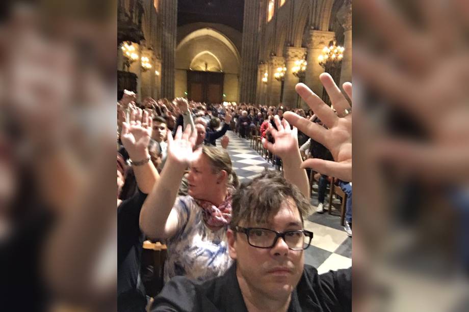 Turistas ficam presos na Catedral de Notre Dame durante incidente com tiros em Paris, na França - 06/06/2017