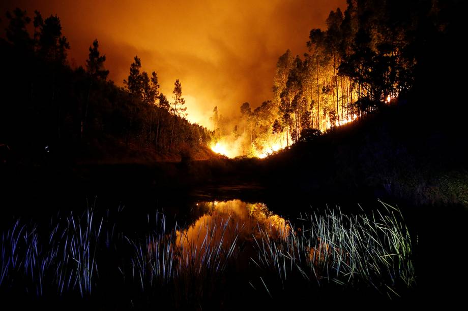 Grande incêndio florestal deixa pelo menos 62 mortos em Portugal - 18/06/2017