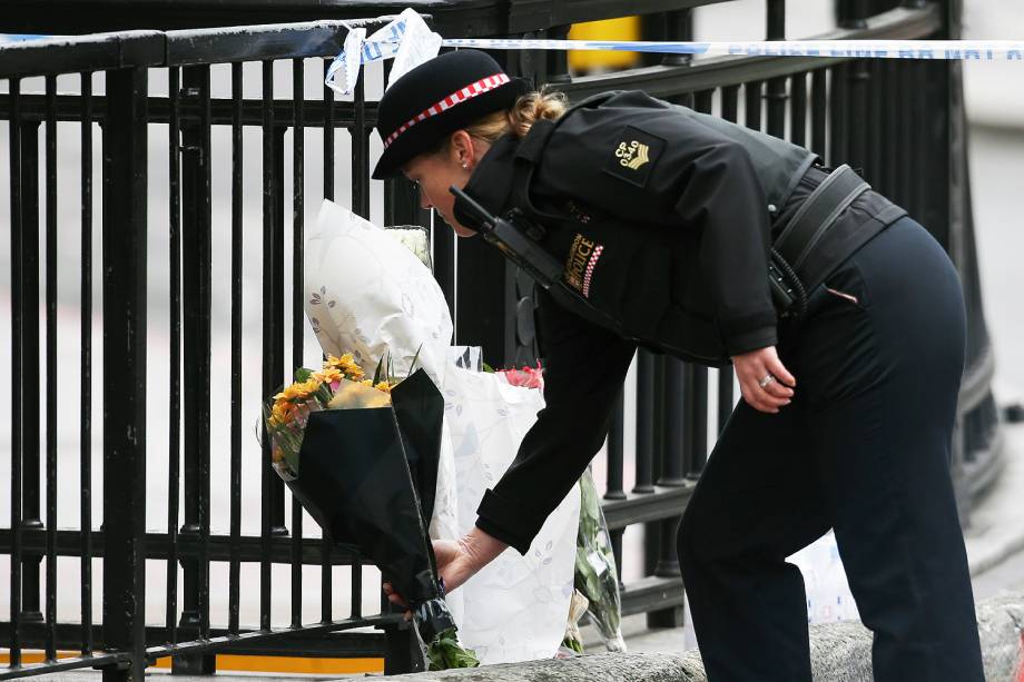 Policial deixa flores próximo a London Bridge, cartão-postal de Londres após uma van atropelar pedestres - 04/06/2017