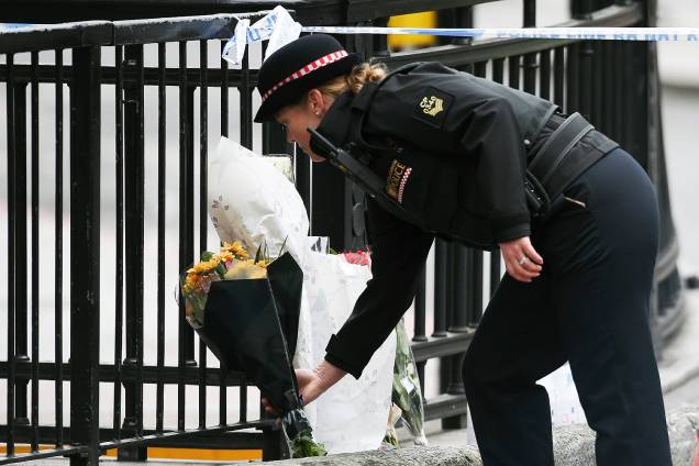 Policial deixa flores próximo a London Bridge, cartão-postal de Londres após uma van atropelar pedestres - 04/06/2017 Policial deixa flores próximo a London Bridge, cartão-postal de Londres após uma van atropelar pedestres - 04/06/2017