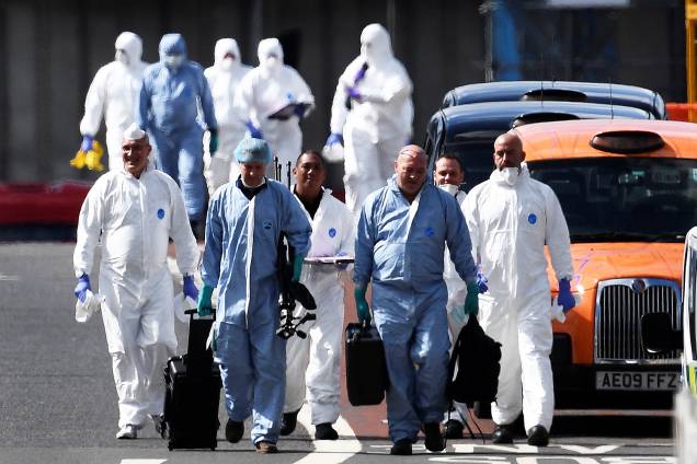 Peritos trabalham próximo a London Bridge, cartão-postal de Londres após uma van atropelar pedestres - 04/06/2017 Peritos trabalham próximo a London Bridge, cartão-postal de Londres após uma van atropelar pedestres - 04/06/2017