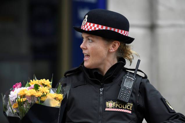 Policial deixa flores próximo a London Bridge, cartão-postal de Londres após uma van atropelar pedestres - 04/06/2017 Policial deixa flores próximo a London Bridge, cartão-postal de Londres após uma van atropelar pedestres - 04/06/2017