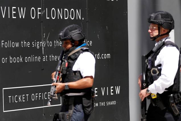 Segurança é reforçada após uma van atropeloar pedestres na London Bridge e pessoas serem esfaqueadas no Borugh Market, em Londres - 04/06/2017 Segurança é reforçada após uma van atropeloar pedestres na London Bridge e pessoas serem esfaqueadas no Borugh Market, em Londres - 04/06/2017