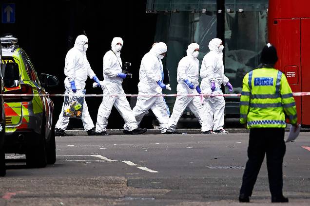 Peritos trabalham próximo a London Bridge, cartão-postal de Londres após uma van atropelar pedestres - 04/06/2017 Peritos trabalham próximo a London Bridge, cartão-postal de Londres após uma van atropelar pedestres - 04/06/2017