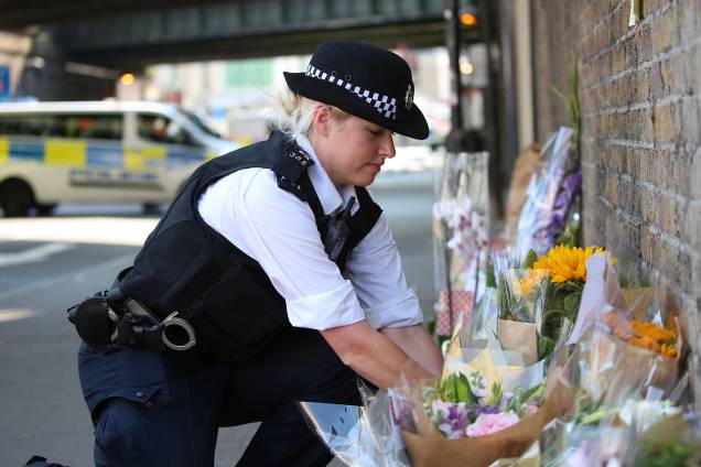 Uma policial deixa flores à vítima de atropelamento em Finsbury Park - 19/06/2017 Uma policial deixa flores à vítima de atropelamento em Finsbury Park - 19/06/2017