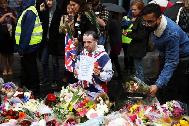 Pessoas deixam flores no Potters Field Park, no centro de Londres, em homenagem às vítimas do ataque na London Bridge e Borough Market - 05/06/2017 Pessoas deixam flores no Potters Field Park, no centro de Londres, em homenagem às vítimas do ataque na London Bridge e Borough Market - 05/06/2017