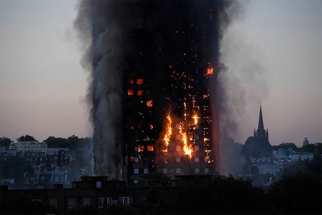 Incêndio atinge edifício de 27 andares e 120 apartamentos em Latimer Road, oeste de Londres - 14/06/2017 Incêndio atinge edifício de 27 andares e 120 apartamentos em Latimer Road, oeste de Londres - 14/06/2017