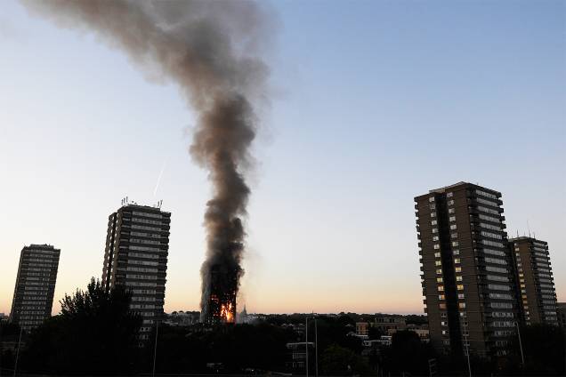 Incêndio atinge edifício de 27 andares e 120 apartamentos em Latimer Road, oeste de Londres - 14/06/2017 Incêndio atinge edifício de 27 andares e 120 apartamentos em Latimer Road, oeste de Londres - 14/06/2017