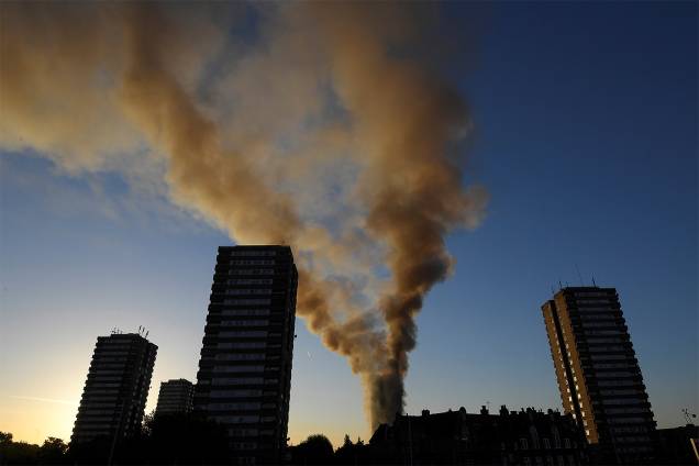 Incêndio de grandes proporções tomou por completo um prédio residêncial na zona oeste de Londres, na Inglaterra - 14/06/2017 Incêndio de grandes proporções tomou por completo um prédio residêncial na zona oeste de Londres, na Inglaterra - 14/06/2017