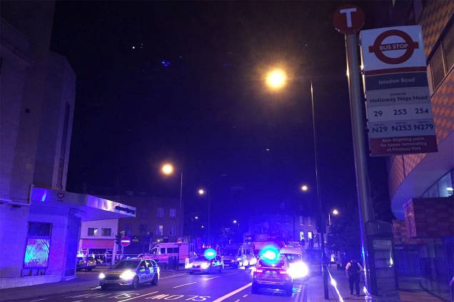 Veículo atropela pedestres no Finsbury Park, em Londres - 18/06/2017 Veículo atropela pedestres no Finsbury Park, em Londres - 18/06/2017