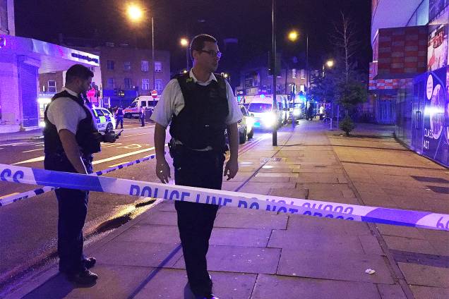 Veículo atropela pedestres no Finsbury Park, em Londres - 18/06/2017 Veículo atropela pedestres no Finsbury Park, em Londres - 18/06/2017
