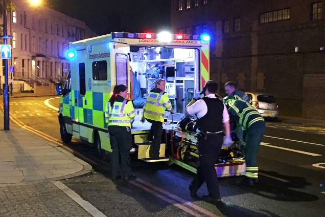 Veículo atropela pedestres no Finsbury Park, em Londres - 18/06/2017 Veículo atropela pedestres no Finsbury Park, em Londres - 18/06/2017