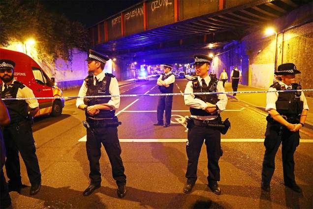 Veículo atropela pedestres no Finsbury Park, em Londres - 18/06/2017 Veículo atropela pedestres no Finsbury Park, em Londres - 18/06/2017