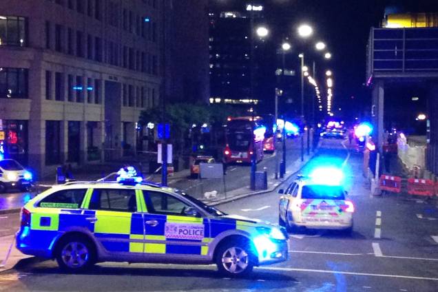 Carros da polícia bloqueiam a rua após uma van atropelar pedestres em ponte de Londres - 03/06/207 Carros da polícia bloqueiam a rua após uma van atropelar pedestres em ponte de Londres - 03/06/207