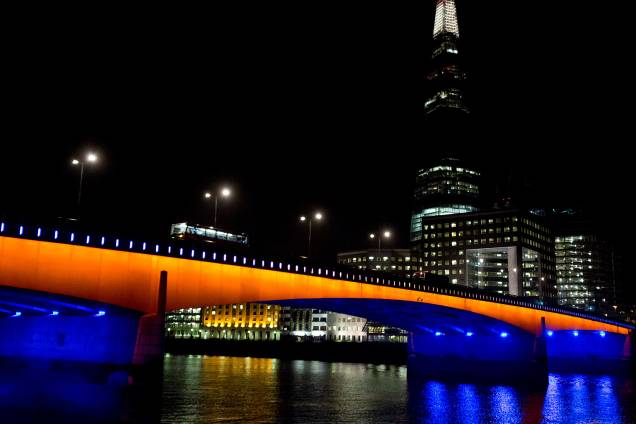 Van atropela pedestres em ponte de Londres Van atropela pedestres em ponte de Londres