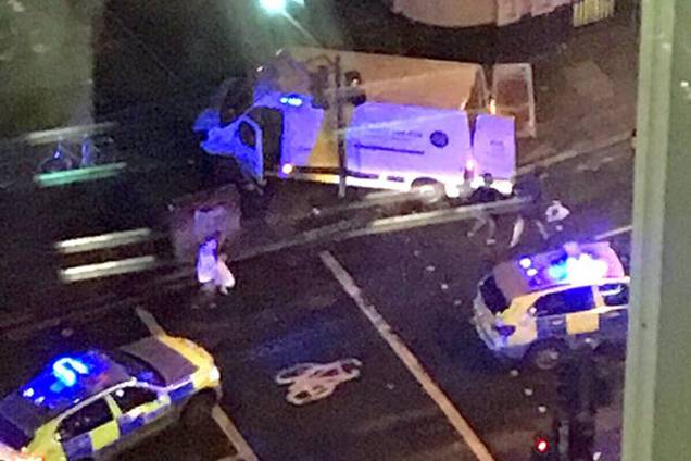Carros da polícia bloqueiam a rua após uma van atropelar pedestres em ponte de Londres - 03/06/207 Carros da polícia bloqueiam a rua após uma van atropelar pedestres em ponte de Londres - 03/06/207