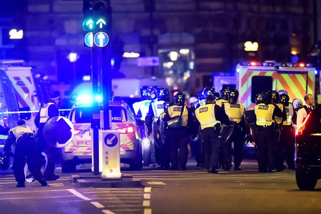 Carros da polícia bloqueiam a rua após uma van atropelar pedestres em ponte de Londres - 03/06/207 Carros da polícia bloqueiam a rua após uma van atropelar pedestres em ponte de Londres - 03/06/207