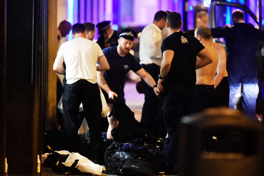 Police officers get changed as they attend to an incident on London Bridge in London, Britain, June 3, 2017. Reuters / Hannah McKay