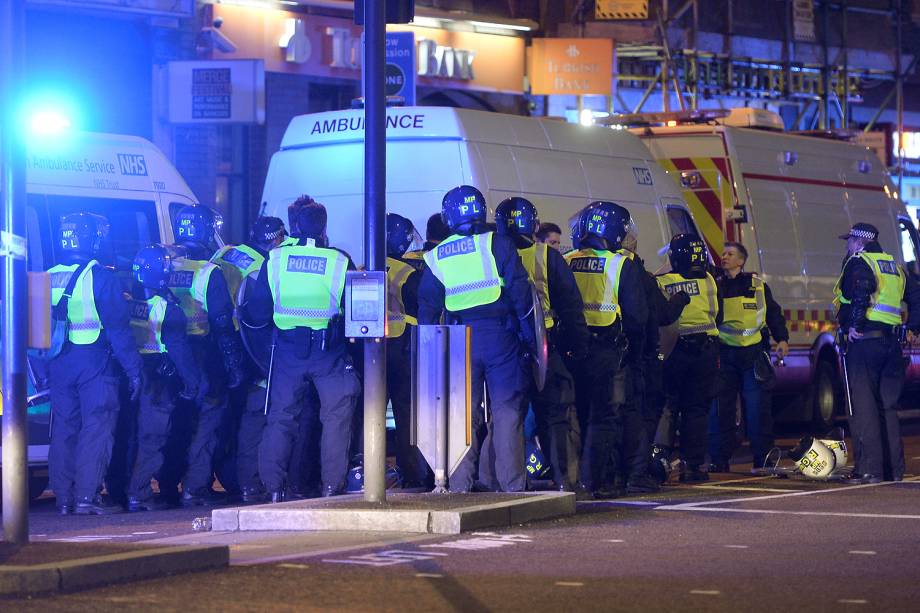 London Bridge, cartão-postal de Londres, foi fechada por causa de um "incidente" envolvendo uma van e pedestres - 03/06/2017