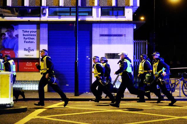 London Bridge, cartão-postal de Londres, foi fechada por causa de um "incidente" envolvendo uma van e pedestres - 03/06/2017 London Bridge, cartão-postal de Londres, foi fechada por causa de um "incidente" envolvendo uma van e pedestres - 03/06/2017