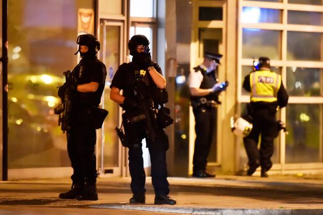 Policiais se dirigiram para a região da London Bridge - 03/06/2017 Policiais se dirigiram para a região da London Bridge - 03/06/2017