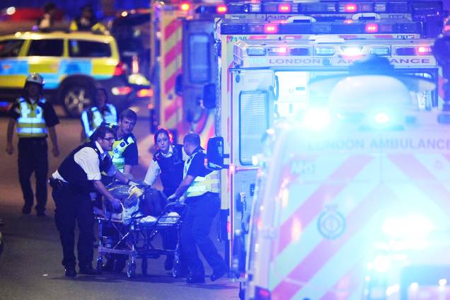 Pessoas são atendidas em ambulâncias após uma van atropelar pedestres em ponte de Londres - 03/06/207 Pessoas são atendidas em ambulâncias após uma van atropelar pedestres em ponte de Londres - 03/06/207
