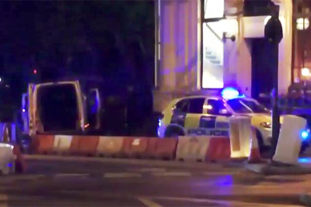 Van atropela pedestres em ponte de Londres Van atropela pedestres em ponte de Londres