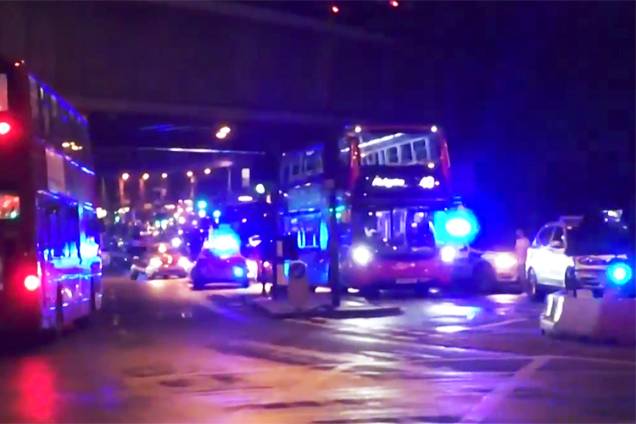 Van atropela pedestres em ponte de Londres Van atropela pedestres em ponte de Londres