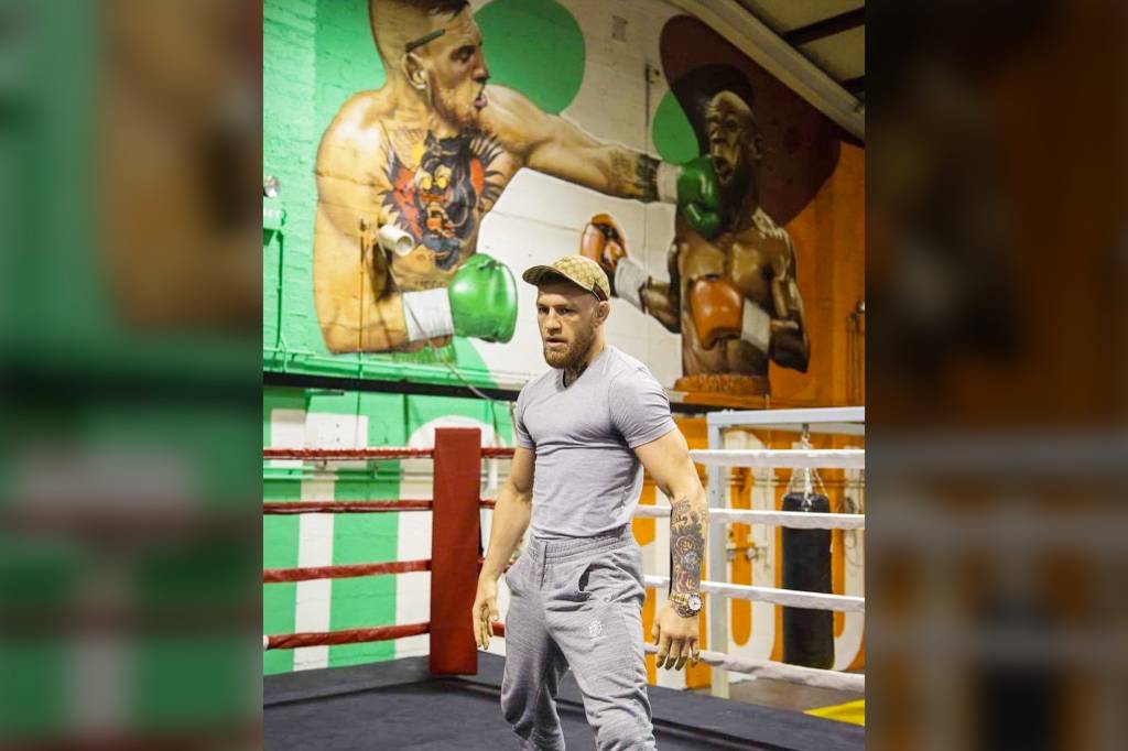 McGregor treina e provoca Mayweather com pintura na parede