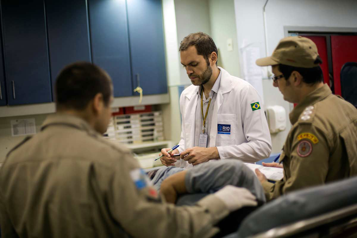 MÉDICO DE GUERRA - Paciente é atendido pelo cirurgião Bianco: com tanto tiroteio, o Rio virou referência mundial no tratamento de ferimentos a bala