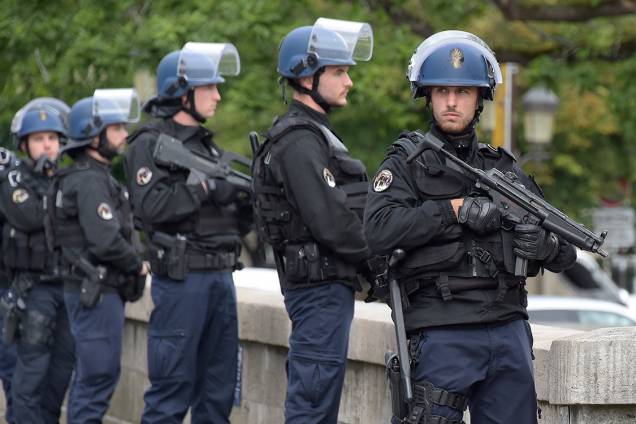 Policiais franceses fazem patrulha nos arredores da Catedral de Notre Dame, após tentativa de ataque com um martelo em frente à igreja - 06/06/2017 Policiais franceses fazem patrulha nos arredores da Catedral de Notre Dame, após tentativa de ataque com um martelo em frente à igreja - 06/06/2017