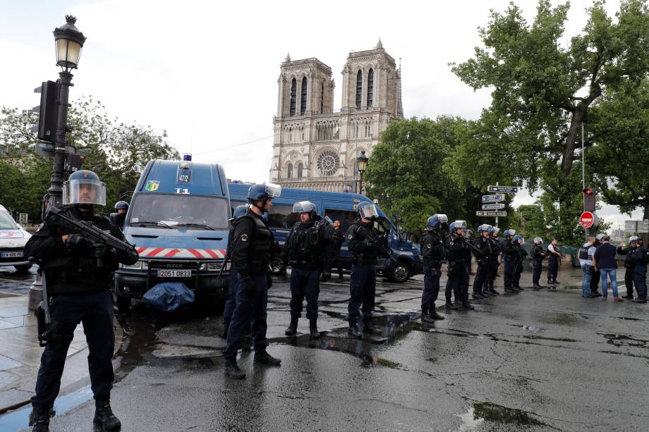 Polícia realiza operação no local de um incidente com tiros perto da Catedral de Notre Dame em Paris, França - 06/06/2017