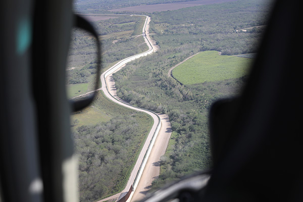 DEL RIO (Texas) - Dois trechos curtos de cerca para pedestre 0 Extensão: 337 km, às margens do Rio Grande e do Lago Amistad - Agentes: 1.000 - Apreensões: 23.078 (56,13%)