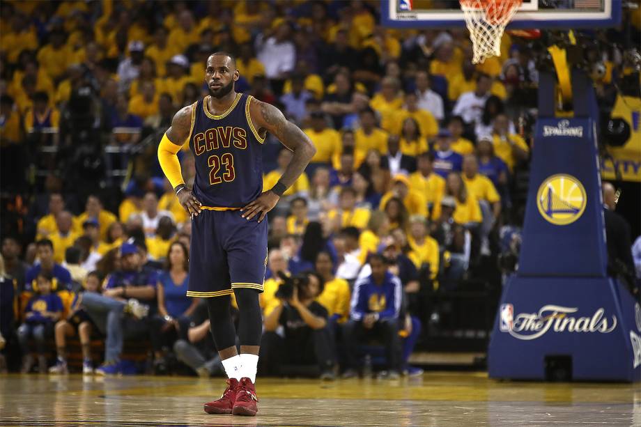 LeBron James durante o primeiro jogo da final da NBA entre Golden State Warriors e Cleveland Cavaliers- 01/06/2017