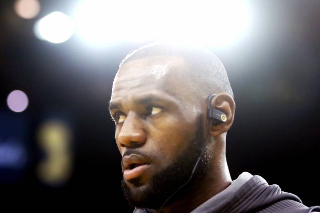 LeBron James do Cleveland Cavaliers antes do confronto contra o Golden State Warriors, na quarta partida da final da NBA - 12/06/2017 LeBron James do Cleveland Cavaliers antes do confronto contra o Golden State Warriors, na quarta partida da final da NBA - 12/06/2017