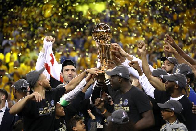 O Golden State Warriors venceu o Cleveland Cavaliers por 129 a 120 e tornou-se campeã pela primeira vez dentro de sua casa, na Oracle Arena - 13/06/2017 O Golden State Warriors venceu o Cleveland Cavaliers por 129 a 120 e tornou-se campeã pela primeira vez dentro de sua casa, na Oracle Arena - 13/06/2017