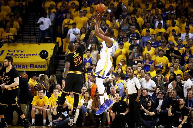 Kevin Durant do Golden State Warriors recebe o Cleveland Cavaliers para a segunda partida da final da NBA - 04/06/2017 Kevin Durant do Golden State Warriors recebe o Cleveland Cavaliers para a segunda partida da final da NBA - 04/06/2017