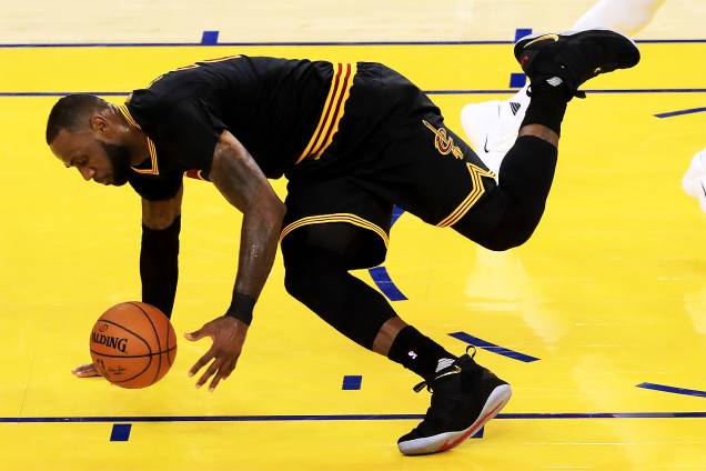 LeBron James do Cleveland Cavaliers em lance contra o Golden State Warriors, na segunda partida da final da NBA - 04/06/2017 LeBron James do Cleveland Cavaliers em lance contra o Golden State Warriors, na segunda partida da final da NBA - 04/06/2017