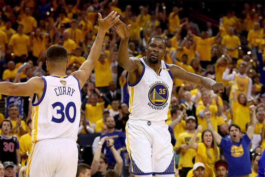 Stephen Curry e Kevin Durant do Golden State Warriors durante o confronto com Cleveland Cavaliers para a segunda partida da final da NBA - 04/06/2017